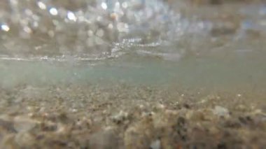 Seashore, sualtı fotoğrafçılığı aksiyon kamerası. Deniz dalgası ve kumlu plaj.