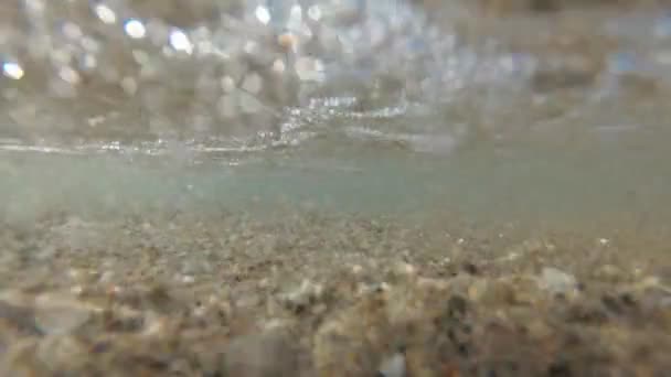 Παραλία, υποβρύχια κάμερα δράσης φωτογραφίας. Θαλάσσιο κύμα και αμμώδης παραλία. — Αρχείο Βίντεο