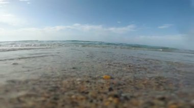Deniz, gelgit ve deniz dalgası. Kumlu plaj, video eylem kam.