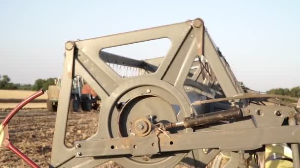 Combineer werken in het veld. Oogsten van tarwe. De haspel van de Harvester close-up. — Stockvideo