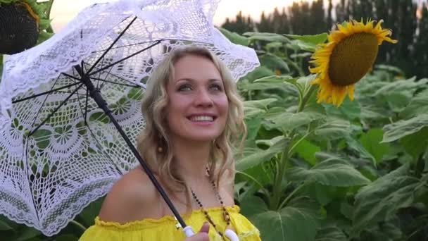 Portret van een jonge mooie vrouw op een veld van zonnebloemen. Slow Motion. — Stockvideo