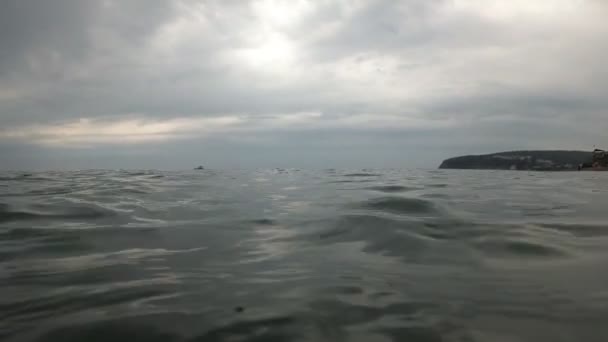 Mar cinzento escuro em tempo nublado antes da chuva . — Vídeo de Stock