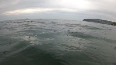 Gri deniz, yağmur, koyu bulutlar. Fırtınadan önce deniz, kötü hava.