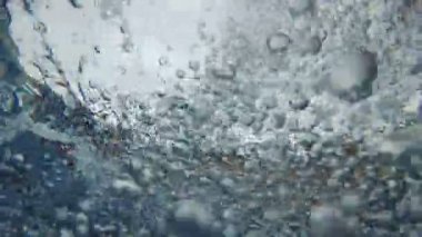 Suda hava kabarcıkları. Su altında hava kabarcıkları.