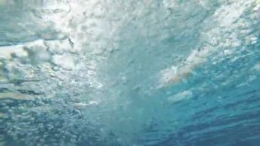 Havuzda suyun altında hava kabarcıkları. Güzel su arka plan. Suda kabarcıklar.