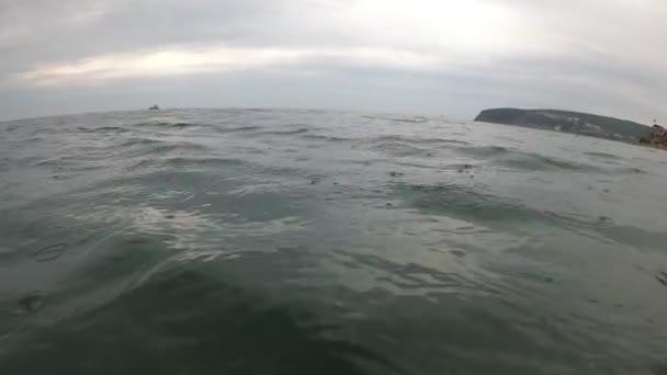 Сіре море, дощ, темні хмари. Море перед грозою, погана погода . — стокове відео