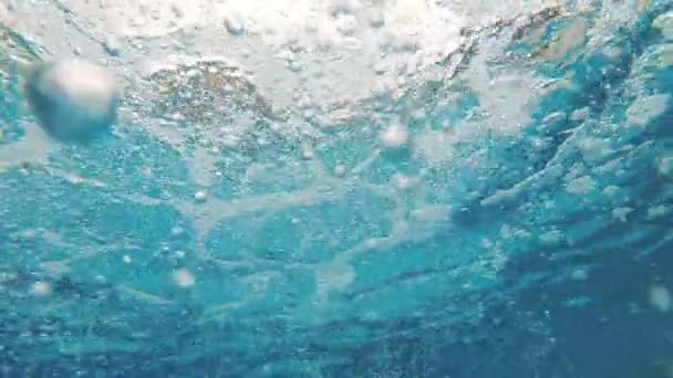 As bolhas de ar sob a água sobem à superfície. Bolhas de ar na água . — Vídeo de Stock