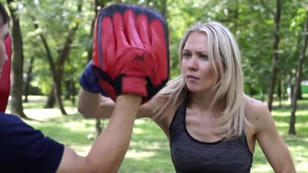 Mulher bonita boxe com um treinador. Retrato de uma boxeadora feminina . — Vídeo de Stock