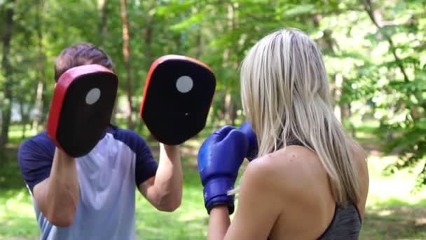 Mulher desportiva bonita é boxe na rua . — Vídeo de Stock