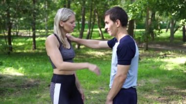 Güzel kadın bir eğitmen ile dövüş sanatları okuyor.