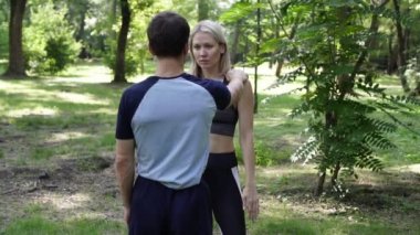 Güzel bir kadın bir antrenör ile dövüş sanatları ve dövüş teknikleri okuyor.