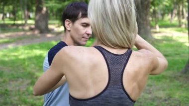 eğitmen kadın kendini savunma ve dövüş sanatları yöntemi öğretir.