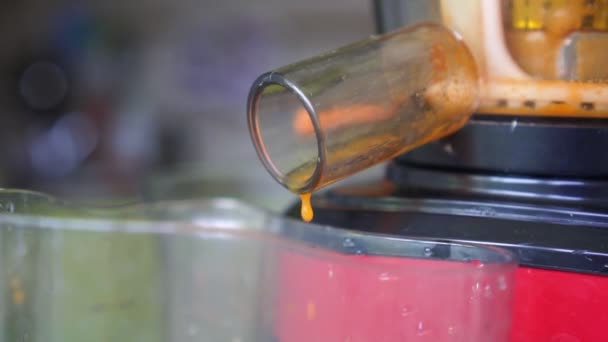 Šťáva proudí z odšťavňovače do sklenice. Juicer, pomalý pohyb. — Stock video