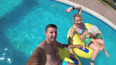 Su parkında dinlenmiş ve eğlenen bir çocuklu aile.