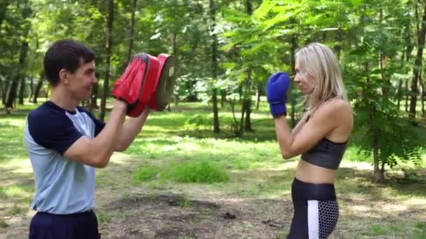 Női bokszoló képzés edzővel. Női ökölvívás, sport, tréning. — Stock videók
