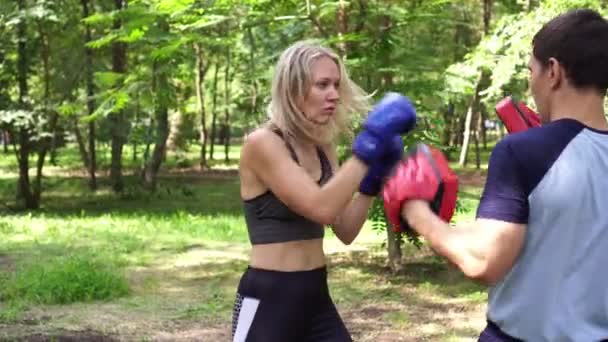 Womens Boksen, sport, opleiding. Jonge vrouw is bezig met boksen. — Stockvideo