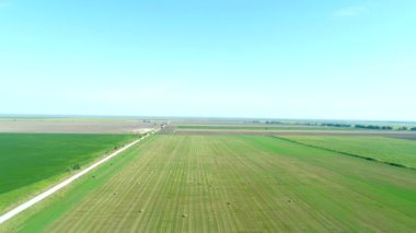 Havadan panorama: yeşil alan, samanlık ve saman rulo, tarım.