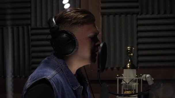 Opnamestudio, mannelijke zanger zingt een lied in de microfoon. — Stockvideo