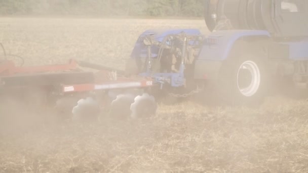 트랙터 가 밭에서 땅을 파고 있는 모습. — 비디오