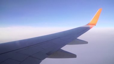 Gökyüzünde bir yolcu uçağının kanadı.