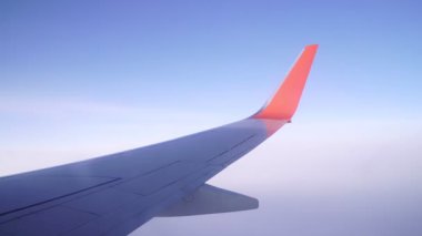 Bir yolcu uçağının kanadı, pencerenin manzarası..