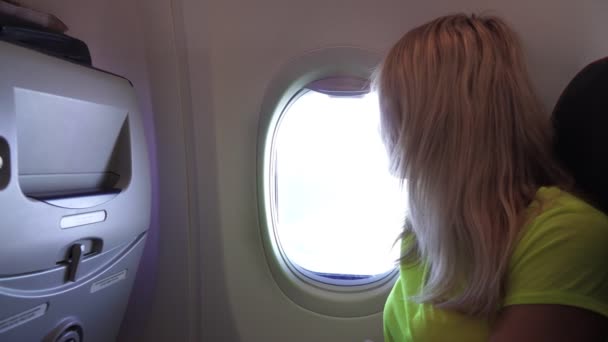 Женщина летит на самолете . — стоковое видео