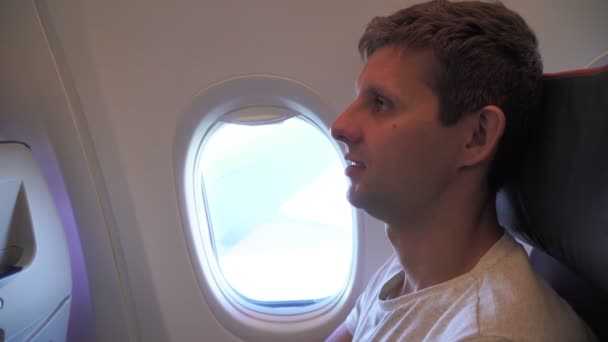 Egy fiatalember repül egy repülőn.. — Stock videók