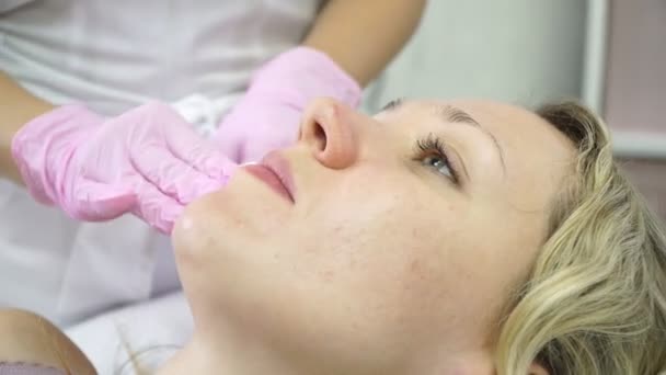 Donna in un salone di bellezza, primo piano. Cura della pelle, cosmetologia . — Video Stock