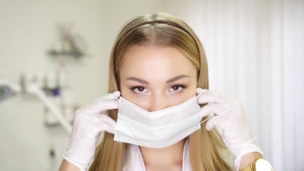 Portret van een jonge mooie arts vrouw met medisch masker. — Stockvideo