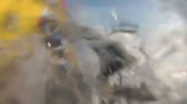 Bir motorlu tekne nehirde yüzüyor, aksiyon kamerası çekiyor..