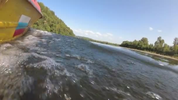 Ein Motorboot schwimmt auf dem Fluss, Natur, Sommer, Reisen. — Stockvideo