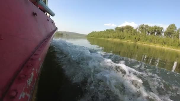 Ένα μηχανοκίνητο σκάφος επιπλέει στο ποτάμι. — Αρχείο Βίντεο