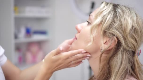 Giovane donna in un salone di cosmetologia prima della procedura . — Video Stock