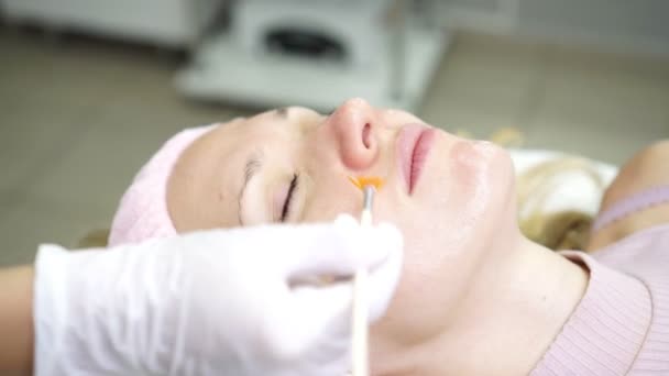 Eine Frau in einem Kosmetikbüro während des Eingriffs. Schönheitssalon, Kosmetik, Hautpflege. — Stockvideo
