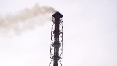Kara duman uzun bir fabrika bacasından geliyor..