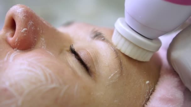Женщина во время очищения лица у косметолога, замедленная съемка . — стоковое видео