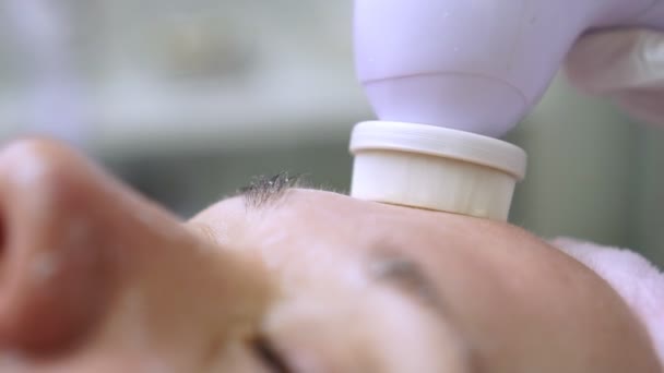 Blackhead pulizia sul viso della donna durante il trattamento del viso presso la clinica di bellezza . — Video Stock