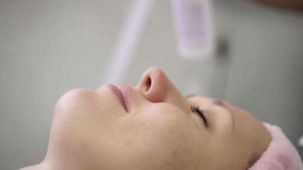 Femme dans un salon de beauté pendant les soins de la peau, spray rafraîchissant . — Video