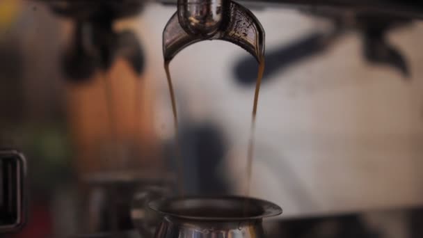 Espresso kahve, profesyonel bir kahve makinesinden ince bir derede akar. — Stok video