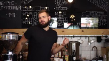 Neşeli erkek barmen ya da kafede dans eden baristo.
