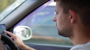 Üzgün erkek sürücü trafik sıkışıklığında duruyor, trafik sıkışıklığı.