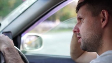 Erkek sürücü kızgın ve trafik sıkışıklığı nedeniyle küfrediyor. Trafik sıkışıklığı, kızgın sürücü..