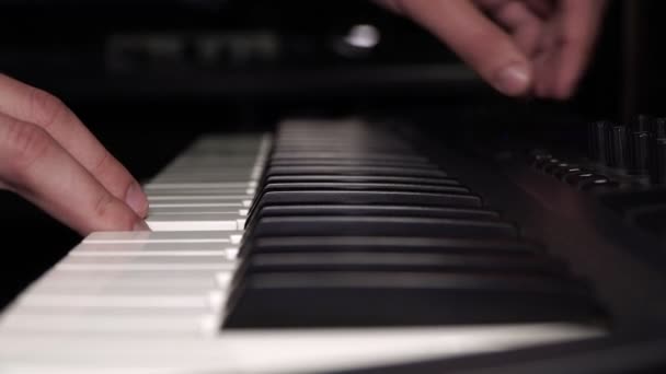 Composer plays the synthesizer in the recording Studio. — Stock Video