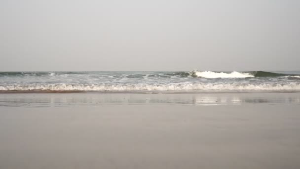 Plage de sable et vagues de mer. Fond marin, côte sans personne, ciel bleu 