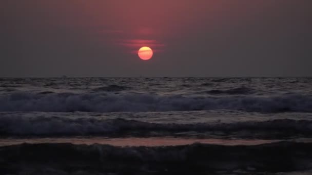 Вечірнє темне море і хвилі. Захід сонця в море. Червоне сонце сідає над океаном — стокове відео