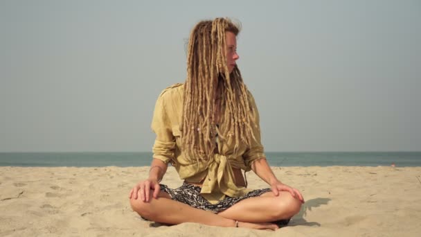 Giovane donna hippie allegra con dreadlocks taglio di capelli getta sulla spiaggia — Video Stock