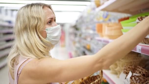 Κορίτσι με προστατευτική μάσκα σε μαγαζί. Πρόσωπο με ιατρική μάσκα σε σούπερ μάρκετ — Αρχείο Βίντεο
