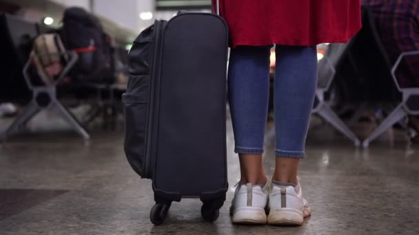 Kvinna med resväska och bagage i ett väntrum på en flygplats eller tågstation — Stockvideo