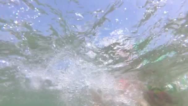 Un niño pequeño bucea y nada en una máscara en el mar bajo el agua — Vídeos de Stock