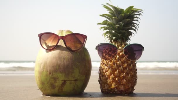 Turister ananas och kokos i solglasögon på stranden — Stockvideo